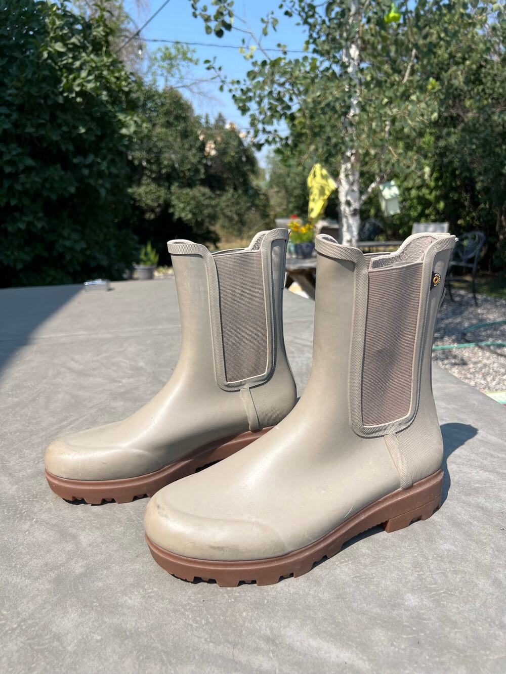Bogs women's 9 Holly Tall Chelsea Shine boots tan rubber rain shoes slip on
